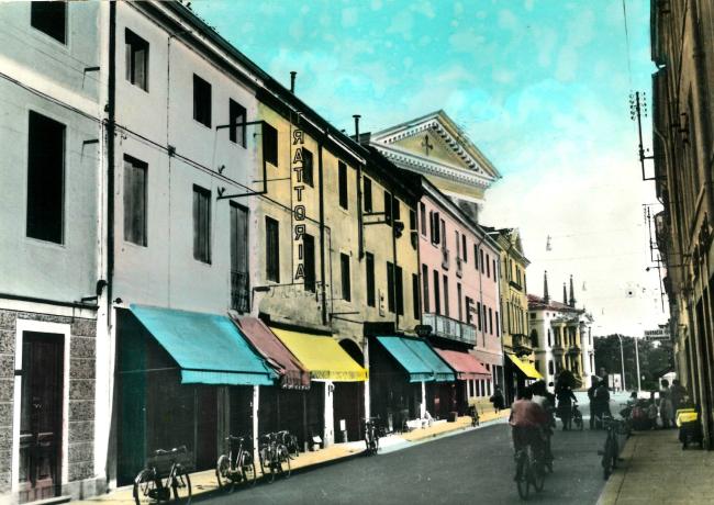 L'esterno del locale, con la tenda rosa, anni Sessanta 