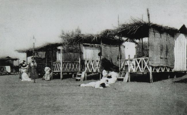 Le capanne in legno, con frasche e stuoie, del bagno Alaide (archivio privato Tristan Kurz, Forte dei Marmi)  