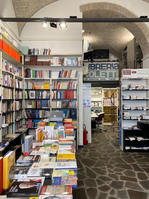 L'interno della libreria, oggi