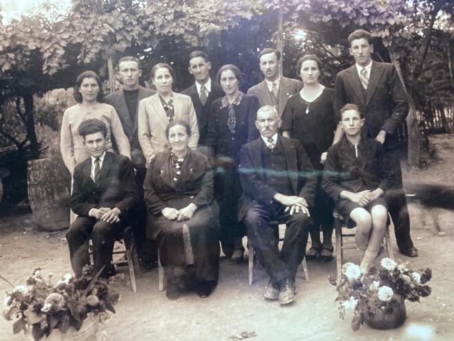 Ritratto di famiglia: al centro Rosa Marenco e Giacomo Ferrando, bisnonni di Daniela. con i loro figli, in piedi a destra Carlo Ferrando