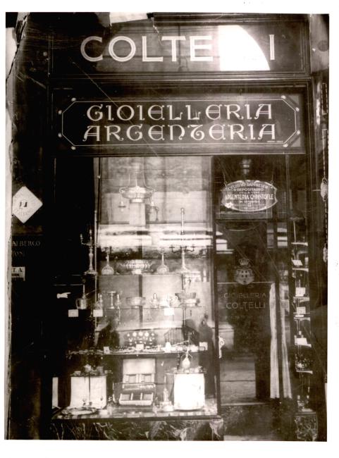 L'esercizio commerciale in via Indipendenza, anni Trenta del Novecento
