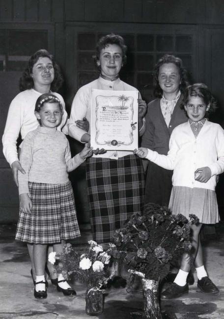 Le giovani sorelle Rosenfeld nel sessantesimo anniversario dell'attività