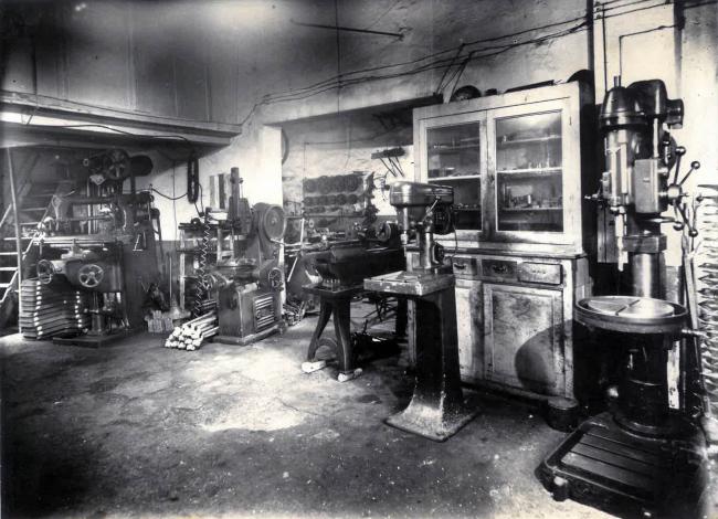 Il laboratorio di produzione in vicolo Bianchetti, 2 a Bologna, anni Cinquanta