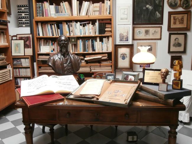 La stanza archivio con il "libro dei passaggi" (con firme autografe di molti artisti) e i bozzetti