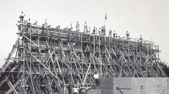 Operai in posa sul muro del Tiro a segno di Carpi (Mo), 1908 