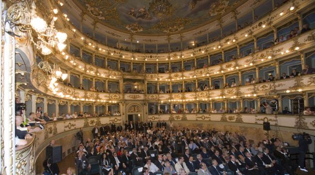 I soci di CMB riuniti al Teatro comunale di Carpi per la celebrazione del Centenario della fondazione della Coop. Muratori, 2008