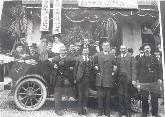 I partecipanti a un convegno riuniti davanti all'albergo, 1920 