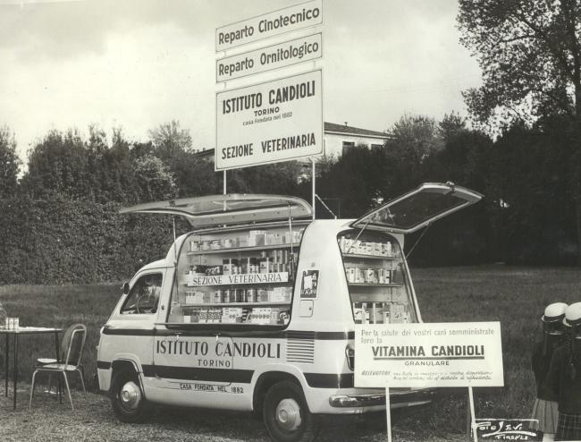Pubblicità ad una fiera canina, 1961