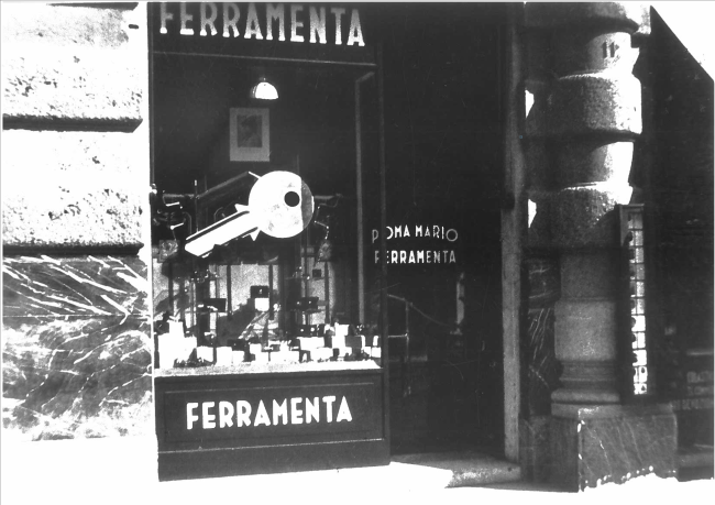 L'ingresso del negozio in via Roma (ora via Papa Giovanni XXIII), a Bergamo, anni Quaranta