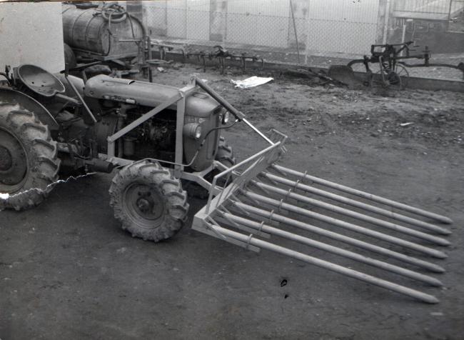 Attrezzo installato davanti al trattore per raccolta rami potatura, 1965