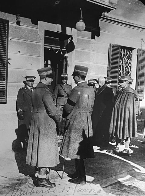 Il principe Umberto di Savoia (con la fascia da lutto) ospite dell'albergo, anni Trenta 