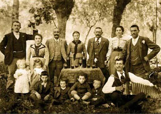 Antonio Beltramone, terzo da destra, durante una scampagnata, 1902