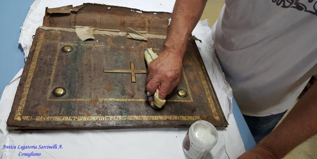 Sistemazione e restauro copertina di volume antico
