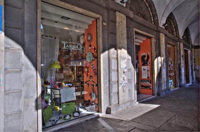 Le vetrine dell'esercizio commerciale