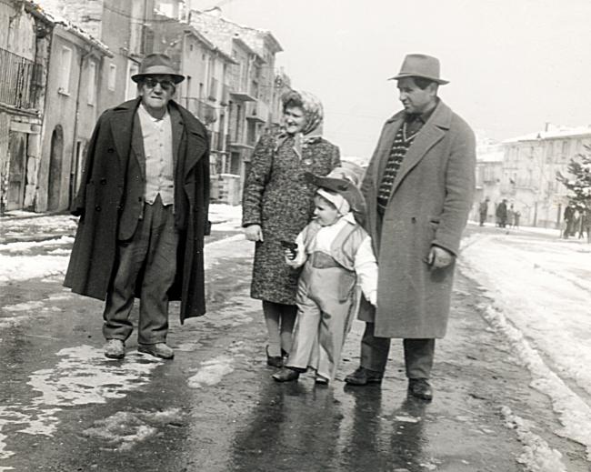 Le tre generazioni Di Sangro, da sinistra Antonio Di Sangro, la nuora Maria Di Luzio, il nipotino Antonio e il figlio Eliseo. primi anni Sessanta