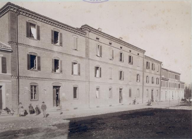 Il primo fabbricato della Risanamento, oggi via Livio Zambeccari 12, 14, 16