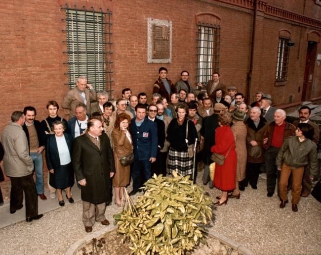 Il bassorilievo realizzato per i cento anni della cooperativa, 1984