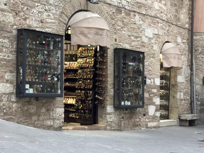 L'esterno dell'esercizio commerciale oggi