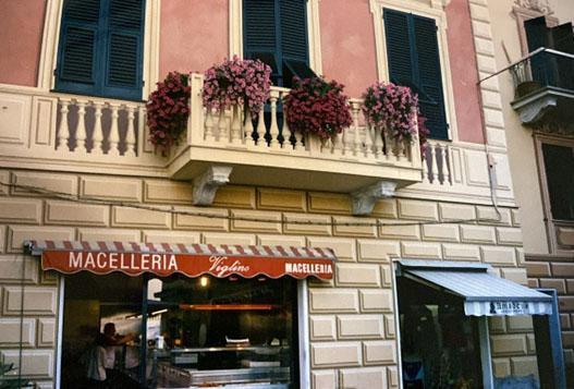 L'esterno dell'attività commerciale, 2024