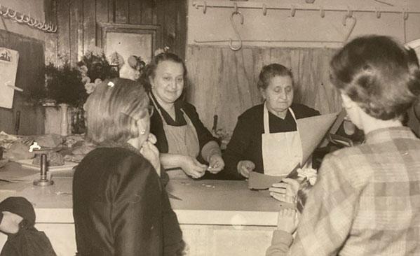 Maria Viglino (sulla sinistra) al banco della macelleria, 1953