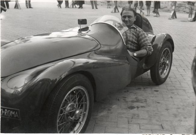Domenico Mauro partecipa a un gran premio automobilistico, anni Sessanta