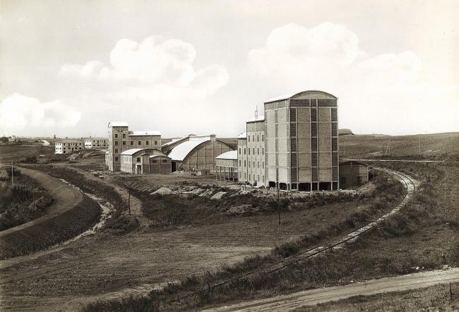 L'esterno del nuovo stabilimento già in funzione, primi anni Sessanta