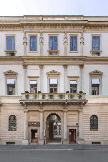 La facciata del negozio di via Montenapoleone a Milano