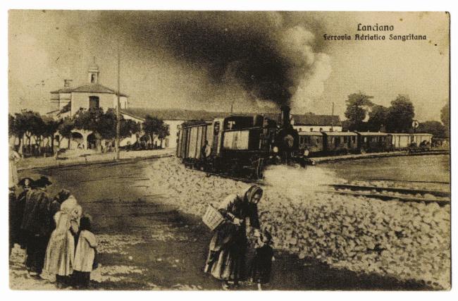 Lanciano - Ferrovia Adriatica Sangritana. Pare che, entrando in curva, il treno rallentasse e il macchinista  gettasse del carbone raccolto immediatamente; per evitare tafferugli erano presenti i carabinieri, 1915 (27477 prop. D. De Angelis e Figli - Lanciano)