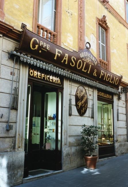 L'esterno dell'oreficeria, oggi
