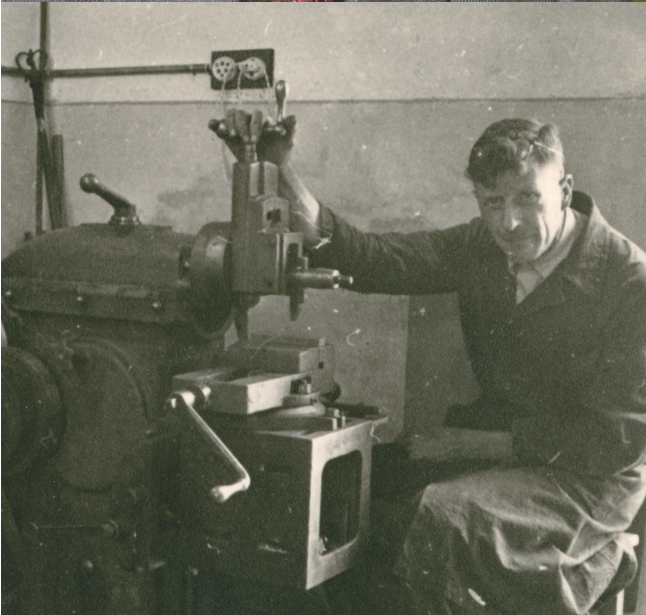 Max Engl ritratto al banco di lavoro, 1945