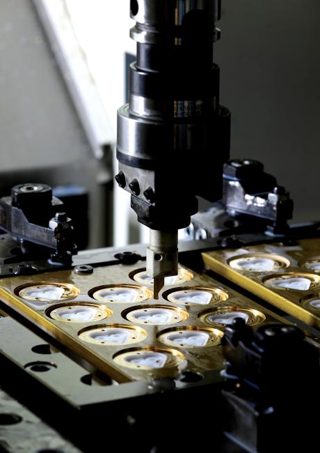 Un particolare di una linea di produzione che realizza gli inserti da installare nelle trafile ovvero gli stampi che danno forma alla pasta. Negli anni le tecnologie di produzione si sono molto evolute: da una prima fase prettamente artigianale oggi le trafile sono prodotte con macchinari di altissima tecnologia per garantire la precisione e il rispetto delle specifiche tecniche richieste dai pastifici