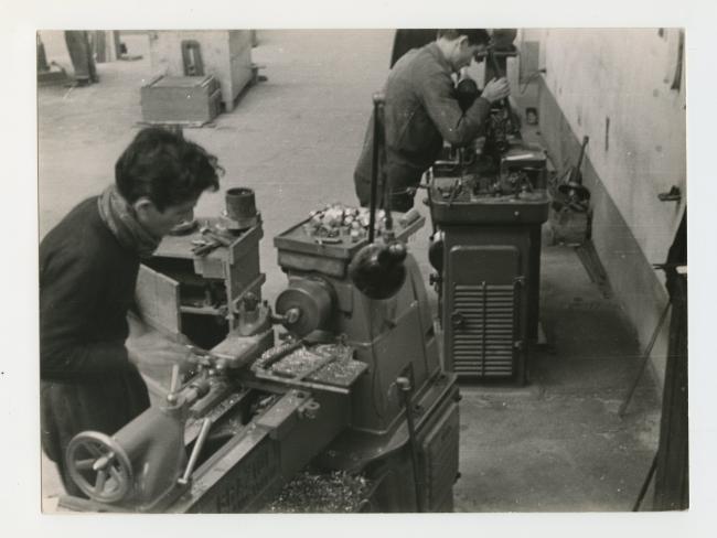 Operai alle lavorazioni al tornio, anni Cinquanta