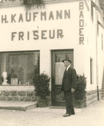Josef Kaufmann davanti al suo salone, anni Venti del Novecento