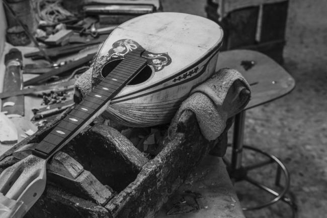 Particolare della costruzione del mandolino Annamaria: il completamento del livellamento della tastiera   