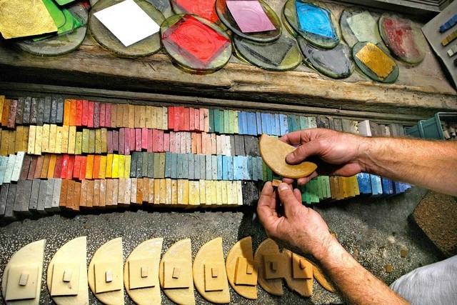 Il Maestro del Colore durante la fase di ‘Assaggio del Colore’ 