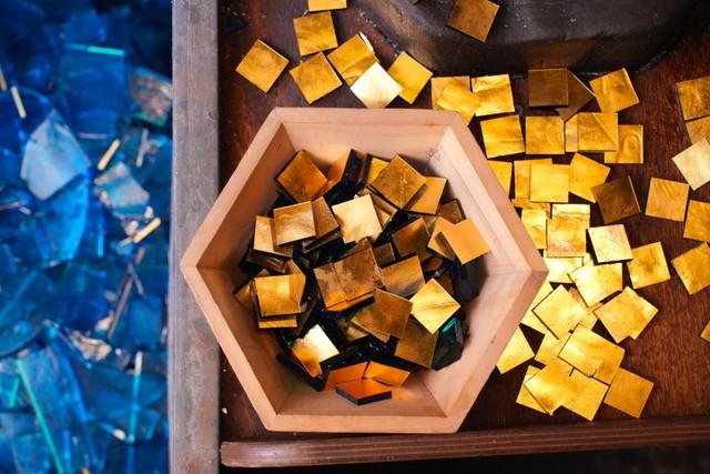Le preziose tessere di mosaico in foglia d’oro prodotte dalla fornace Orsoni secondo l’antica tecnica bizantina