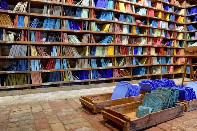 La Biblioteca del Colore, dove sono custoditi gli smalti in più di 3500 tonalità di colori differenti
