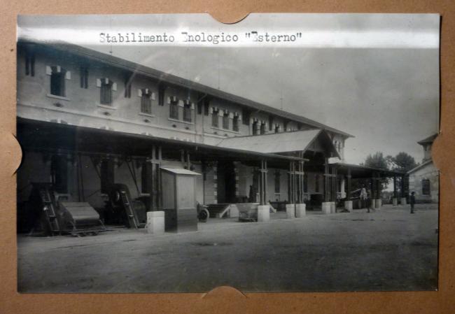 L'esterno dello "Stabilimento enologico", primi anni del Novecento
