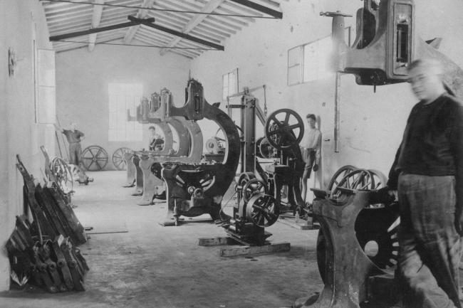 Paolino Bacci, il fondatore, all'interno della suo laboratorio, anni Quaranta