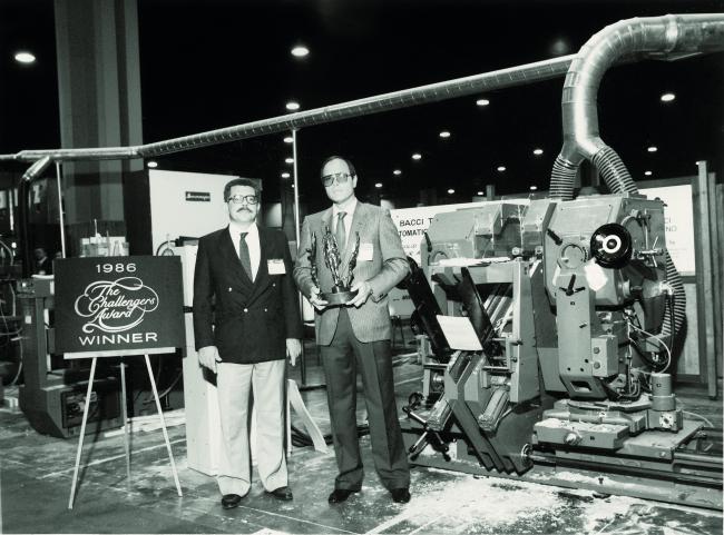 Bacci, prima tra le aziende italiane del settore, si aggiudica lo U.S.A Challengers Award, il prestigioso premio consegnato dalla International Woodworking Fair (IWF) di Atlanta, 1986 
