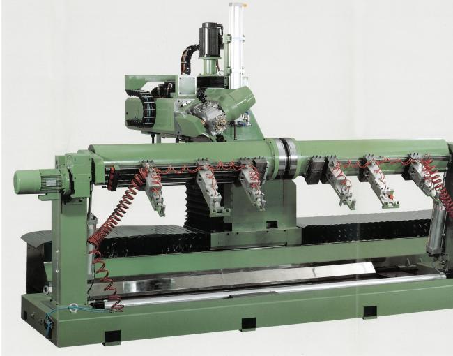 Realizzazione del primo Centro di Lavoro CNC a 5 assi per eseguire ogni tipo di lavorazione capace di gestire applicazioni in legno, plastica e materiali compositi, 1998  