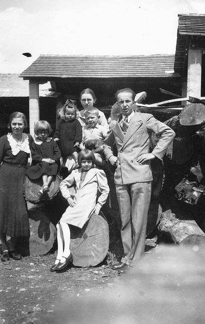 Gino Corredig sulla destra con il fratello e le sorelle, 1939