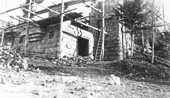 Costruzione di Villa Aventino a Bossico; gioiello architettonico e tra le opere più identificative della provincia bergamasca, Villa Aventino ha celebrato da poco i centodieci anni dall’edificazione essendo stata ultimata dalla Famiglia Schiavi nel 1912 su commissione dei proprietari dell’epoca