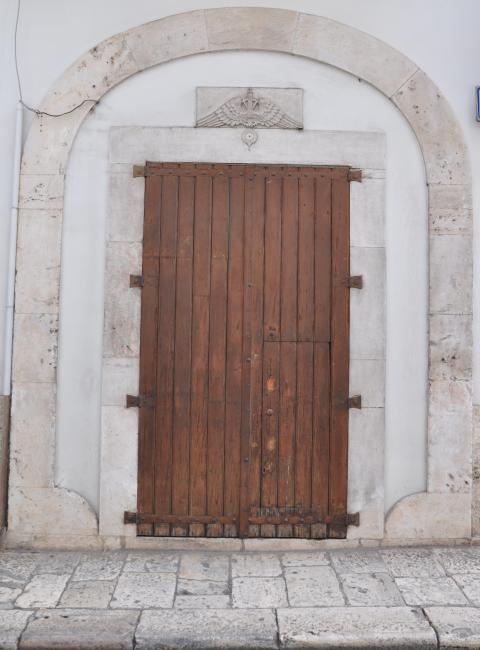 La prima sede, 1860, in via Monopoli 4 a Castellana. Sull'architrave campeggia, in pietra, l'insegna diventata oggi il marchio della sede di Castellana Grotte