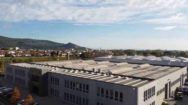 Lo stabilimento, 2001