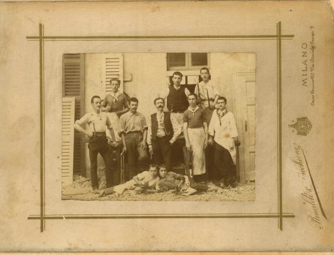 Alessandro Fumagalli, bisnonno dell’attuale socio amministratore, insieme ai collaboratori, primi anni del Novecento 