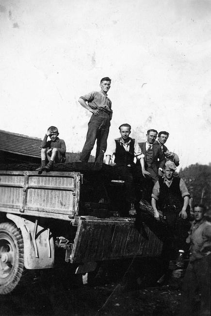 Gino Corredig, al centro, dopo un aver caricato un camion, anni Quaranta
