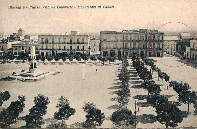 Piazza Vittorio Emanuele a Bisceglie, sulla destra il nuovo Teatro, 1926