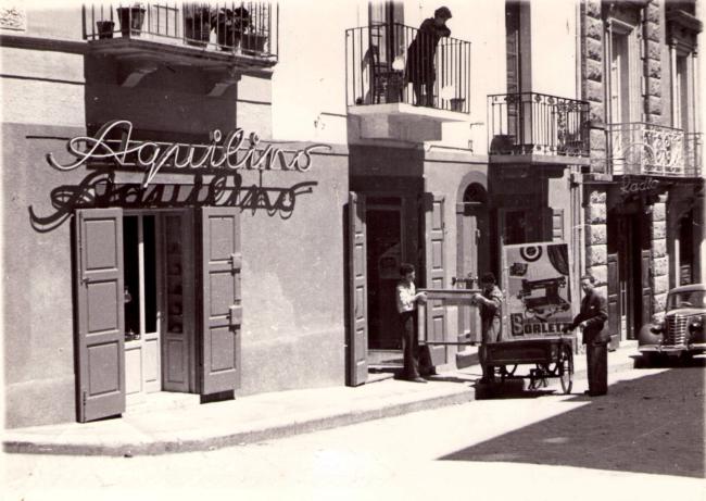 L'esterno del negozio in via Nicola de Bellis 46 a Castellana Grotte, anni Cinquanta