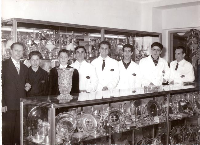 Santino Aquilino con lo staff tecnico dei laboratori della sede di via Abate Gimma, 38 a Bari, anni Sessanta